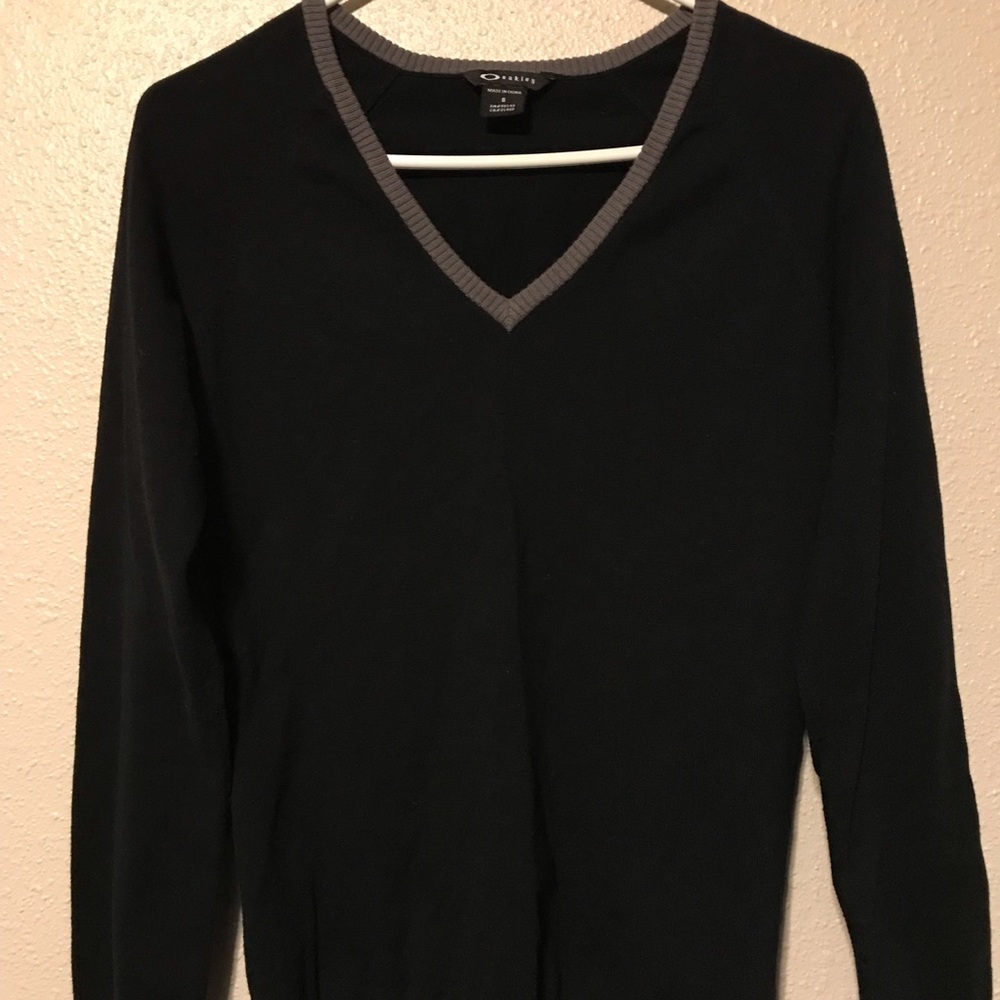 Ladies Oakley Top. Black and Gray. Small